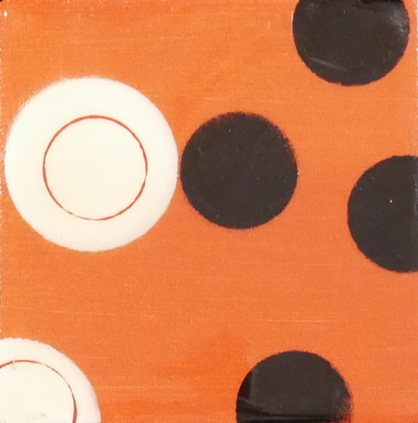 Abstrakte weiß-rote und schwarze Kreise auf Rot
