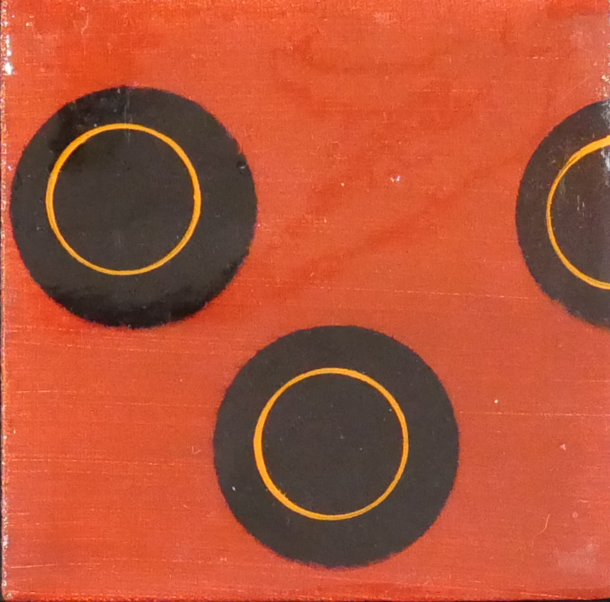 Abstrakte schwarz-orangene Kreise auf Rot